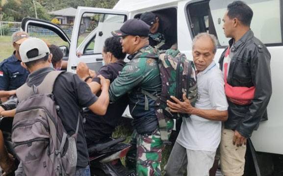 Bantu Korban Erupsi Gunung Lewotobi NTT, TNI Dirikan Tenda Kesehatan dan Dapur Umum