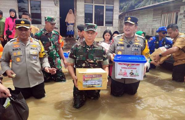 Kapolda Riau-Danrem 031/WB Tinjau Korban Banjir di Rokan Hulu