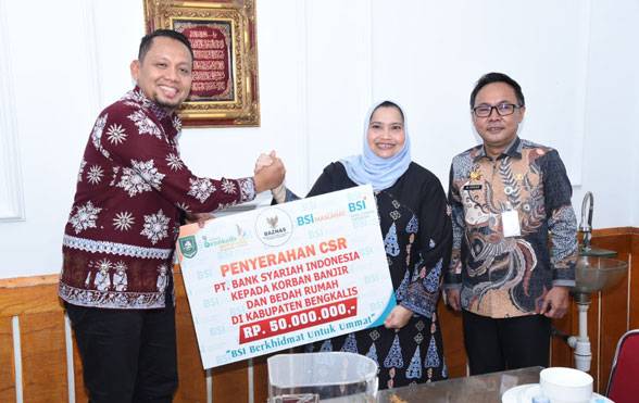 Bupati Kasmarni Terima CSR Korban Banjir dan Bedah Rumah dari BSI