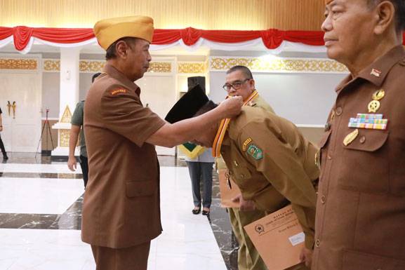 Komitmen Terhadap LVRI, Bupati Siak Alfedri Terima Tanda Bintang Dari Legiun Veteran Republik Indonesia
