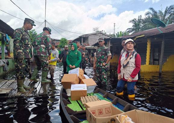 Baksos Jumat Berkah, Koramil 0321/05 RM Serahkan Bantuan Sembako Untuk Korban Banjir di Pematang Ibul