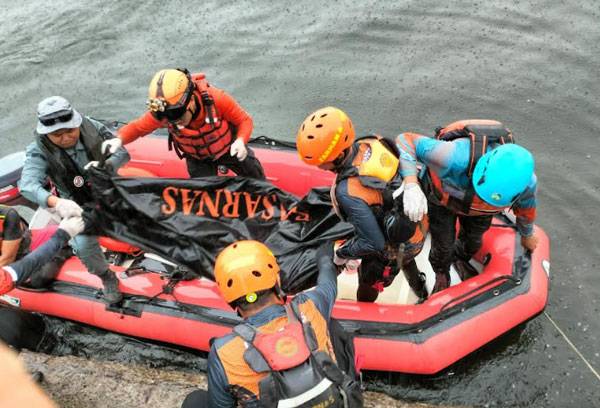 Bakamla RI Evakuasi Korban Kapal Terbalik di Muara Kalibaru, Jakarta Utara
