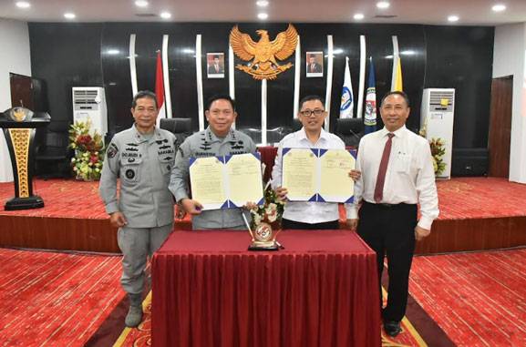 Kepala Bakamla RI Tanda Tangani Kerja Sama dengan Universitas Sam Ratulangi