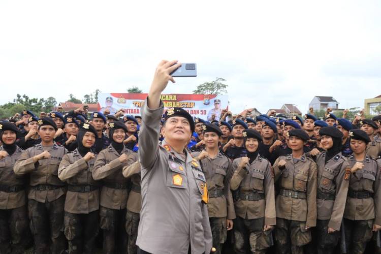 327 Bintara Remaja Polda Riau Ikuti Tradisi Pembaretan