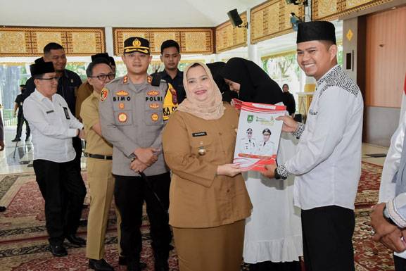 Bupati Bengkalis Serahkan SK Penyuluh Agama Islam se-Kabupaten Bengkalis