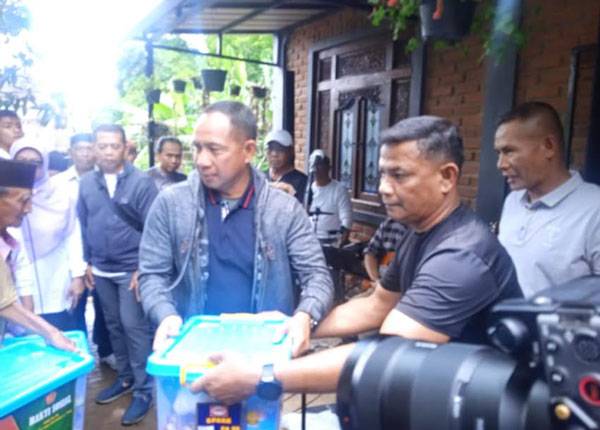 Panglima TNI Bagikan 300 Paket Sembako Untuk Pesantren dan Masyarakat