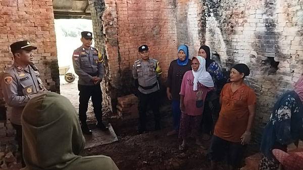 Gelar Cooling System, Kapolsek Bantan Kunjungi Pekerja Batubata di Desa Berancah