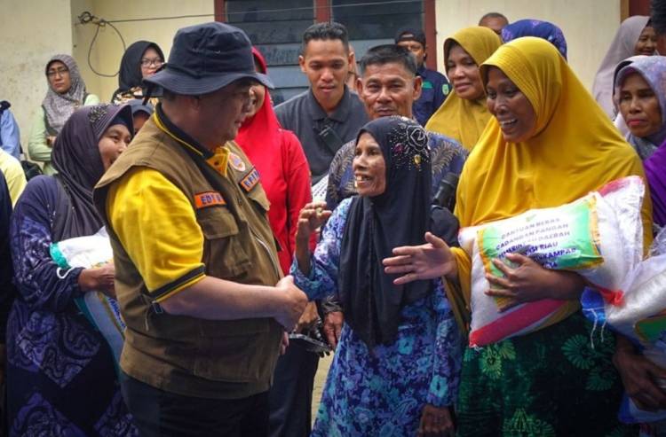 Kampar Terima Bantuan 15 Ton Beras untuk Warga Terdampak Banjir