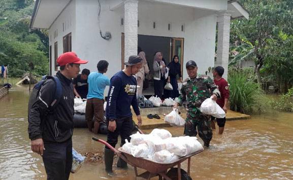 TNI di Kalimantan Selatan Bantu Distribusi Sembako Untuk Korban Banjir