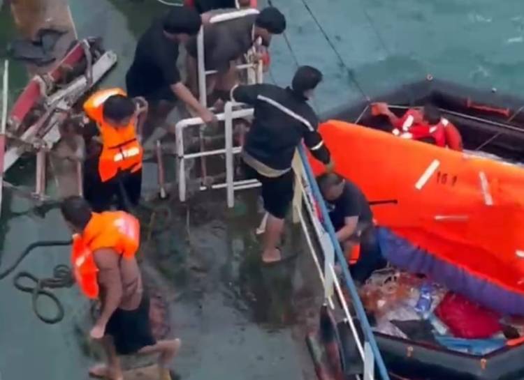 KN Tanjung Datu-301 Selamatkan MT Silver Sincere yang Tenggelam