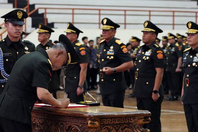 Kasum TNI Terima Laporan Korps Kenaikan Pangkat 97 Perwira Tinggi TNI dan Pimpin Sertijab Jajaran Balakpus Mabes TNI