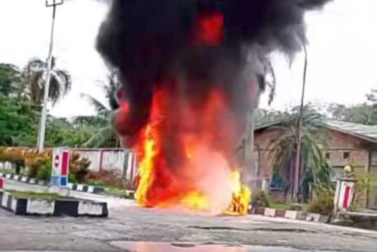 Avanza Terbakar di SPBU Kuok