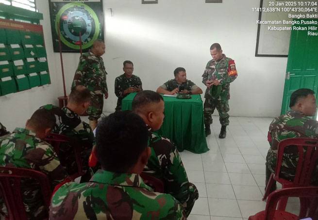 Antisipasi Judol, Danramil 0321-05/RM Cek Aplikasi Judi Online di HP Anggota