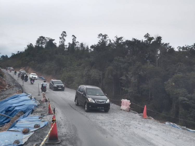 Akibat Longsor, Lintas Riau-Sumbar Kilometer 106 Diberlakukan Buka Tutup