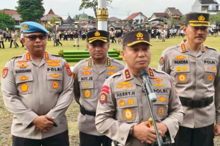 Komitmen Menjaga Marwah Institusi, Kapolda Riau Pimpin PTDH 12 Personel Pelanggan Berat