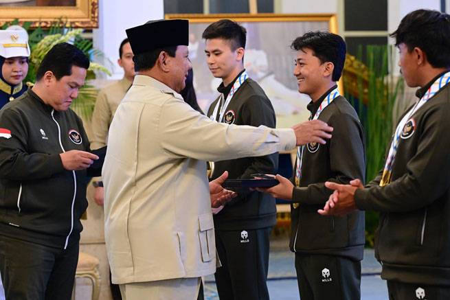 Pecahkan Rekor Dunia di SEA Games 2025, Lifter TNI Rizki Juniansyah Dianugerahi Kenaikan Pangkat Luar Biasa