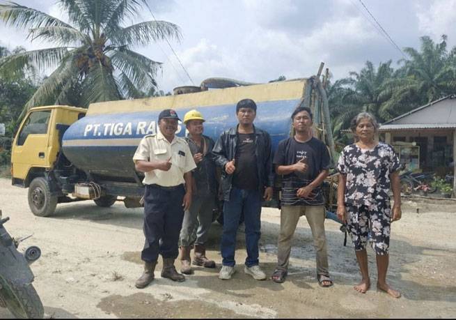 Kurangi Debu, PT Agrinas Palma Nusantara KSO PT Tiga Raja Mas Lakukan Penyiraman Jalan Masyarakat