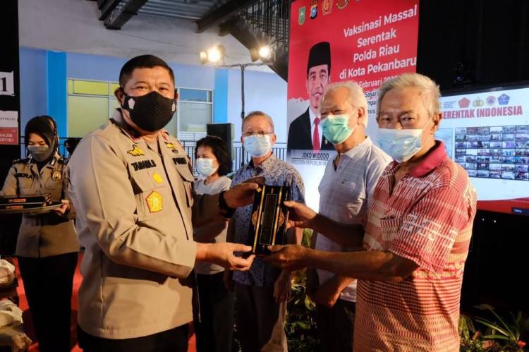 Serentak Dibuka Presiden Jokowi, Wakapolda Riau Brigjen Pol Tabana Bangun Pimpin Vaksinasi di Komplek City Walk Pekanbaru