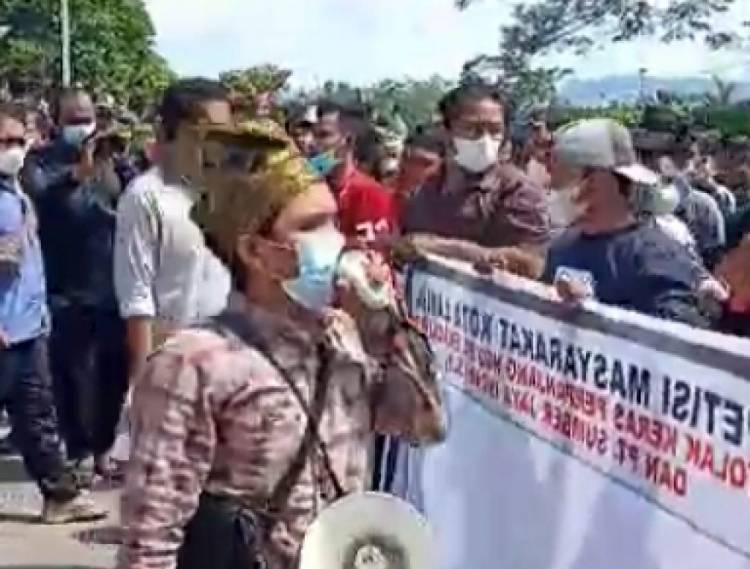Masyarakat Kunto Darussalam Unras Tolak Perpanjangan HGU PT EDI dan SJI di Kantor Bupati Rohul
