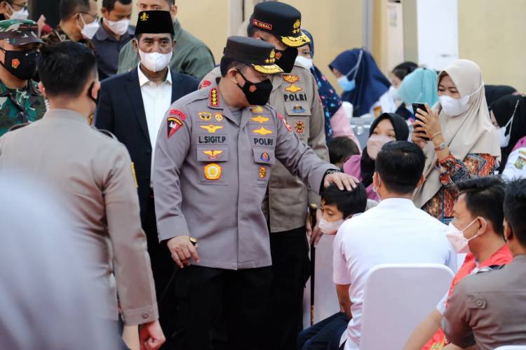 Tinjau Vaksinasi Massal di SPN Polda Riau, Kapolri: Soliditas dan Sinergitas Seluruh Stakeholder Diperlukan Untuk Pengendalian Covid-19