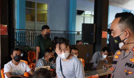 Putus Rantai Penyebaran Covid-19, Polresta Pekanbaru Gelar Vaksinasi Massal Lansia dan Anak di Pemuda Citywalk