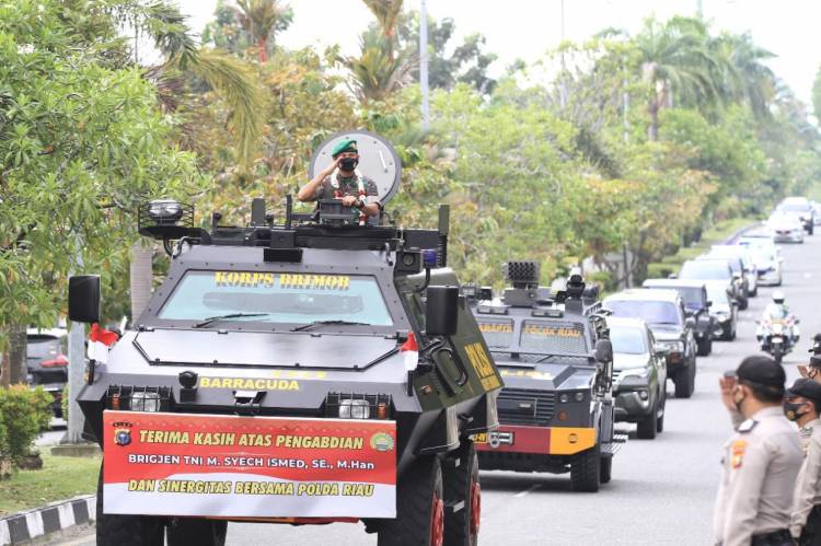 Sinergitas Polri, Danrem 031 Wira Bima lama Brigjen M Syech Ismed di Lepas Dengan Gegap Gempita di Markas Polda Riau