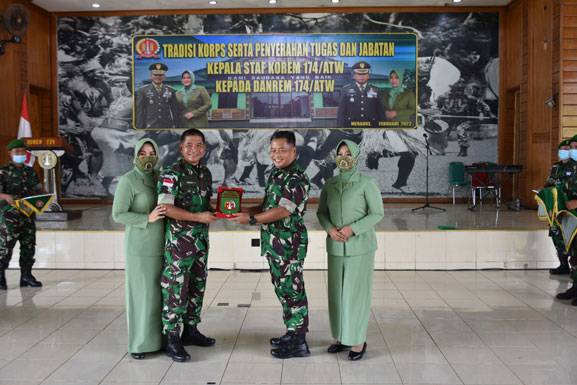 Jabat Ses Dispenad Kolonel Hamim Tohari Serahkan Tugas Dan Jabatan Kepada Danrem 174 Merauke