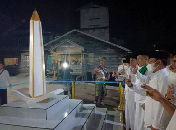 Resmikan Tugu Pensil, Bupati Adil: Ini Selaras Dengan Visi Menjadikan Meranti Cerdas