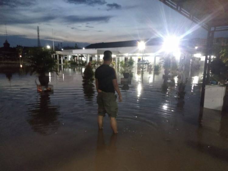 Hampir Seluruh Wilayah Kota Tembilahan Dilanda Banjir Rob Setinggi 30-50 cm, BPBD Riau Kirim Bantuan