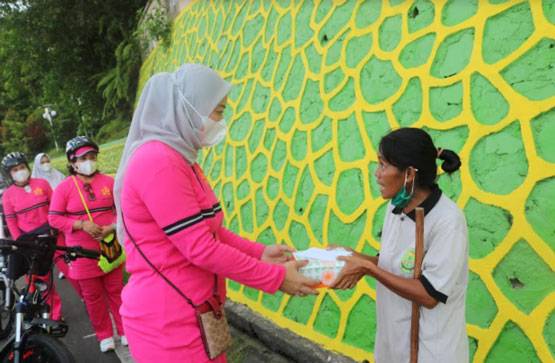 Ketua IKKT PWA CBS XI Kogabwilhan I Peduli dan Berbagi Kepada Masyarakat Tanjungpinang