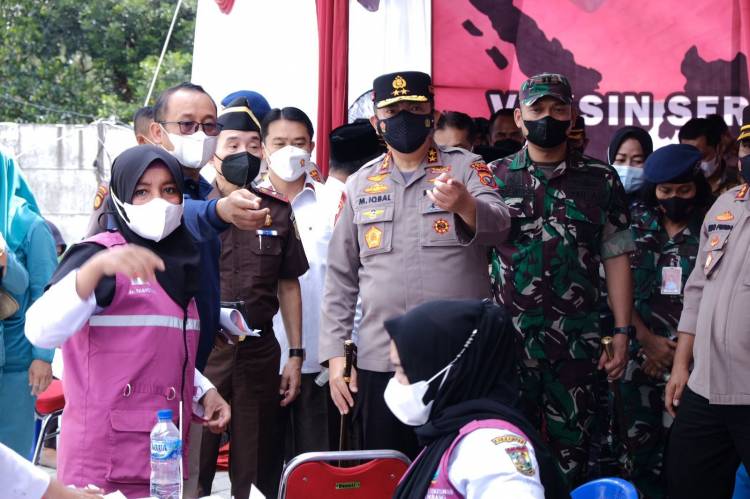 Kapolda Riau Irjen M Iqbal pada Vaksinasi Serentak Instruksikan Tetap Kedepankan Prokes dan Percepat Capaian Vaksin