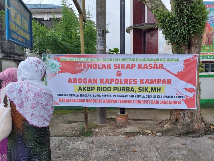 Spanduk Arogan dan Kasar, Copot Kapolres Kampar AKBP Ridho Purba Beredar di Kota Bangkinang