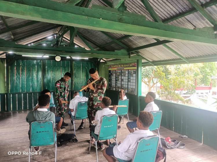 Kreativitas Satgas Yonif 126/KC, Latih Anak-anak Perbatasan Mainkan Alat Musik