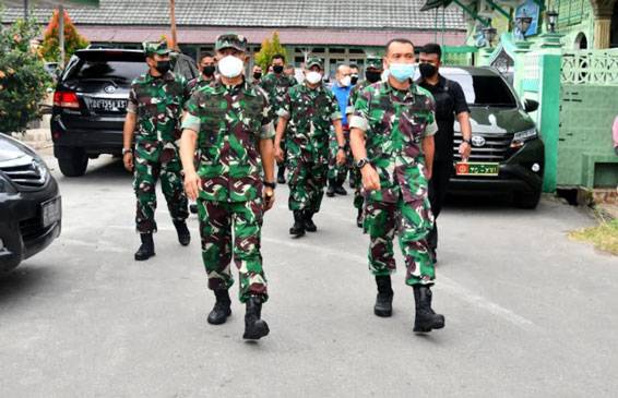 Pangdam XVI/Patimura Apresiasi Tim Dokter Tentara Berani Tempuh Resiko Untuk Selamatkan Pasien