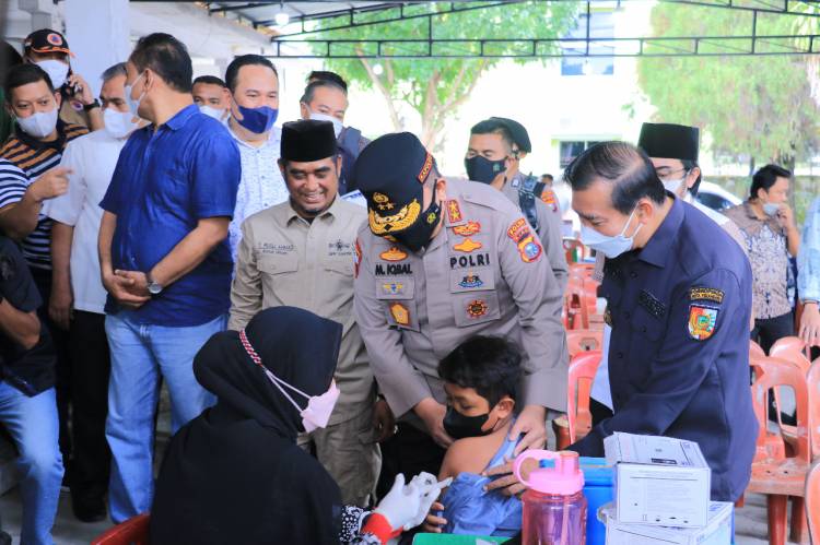 Kolaborasi dengan Polda Riau, Pemko Pekanbaru dan Apkasindo, PWNU Gelar Vaksinasi dan Bazar Minyak Goreng