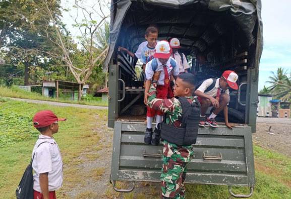 Satgas Yonif 126/KC Bantu Antar Jemput Anak Sekolah di Perbatasan