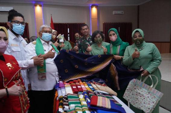 Inspiratif, Jadi Bapak Angkat, Gubernur Sultra Gandeng Istri Prajurit Bangun Sultra