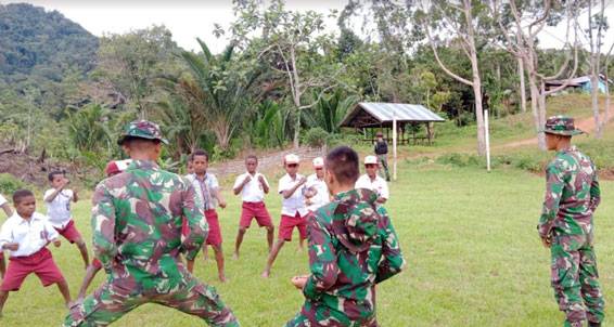Satgas Yonif 126/KC Ajarkan Beladiri Karate Kepada Siswa SD di Perbatasan Papua