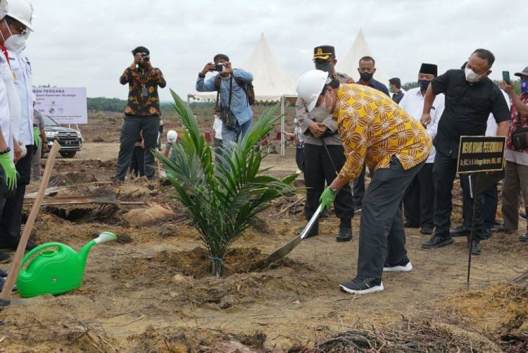 Kunker ke Riau, Menko Airlangga Tampung Keluhan Petani soal Tingginya Harga Pupuk