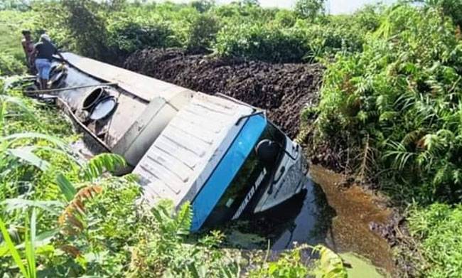 Hindari Lawan, Truk CPO Terjungkal Masuk Parit Jalan Arifin Ahmad
