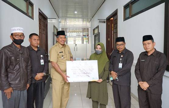 Bupati Alfedri Serahkan Biaya Pengobatan Ammar, Balita Penderita Gagal Hati