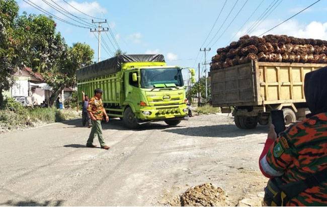 Geram, Warga Air Molek Hadang Truk ODOL