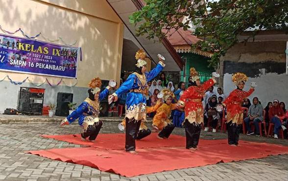 SMPN 16 Pekanbaru Sukses Gelar Pentas Seni, Kepsek dan Guru Ikut Partisipasi