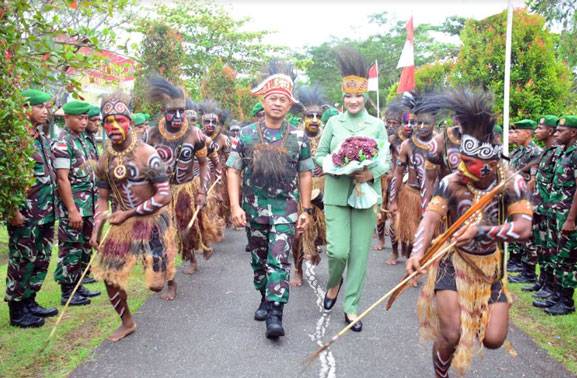 Usai Sertijab, Kolonel Inf Agus Widodo Jalani Tradisi Penerimaan Sebagai Danrem 174 Merauke