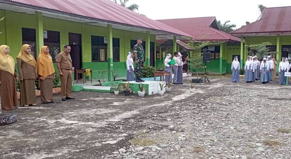 Jadi Pembina upacara di SMA Negeri 1 Bangkopusako, Babinsa: Jadilah Pelajar Berprestasi