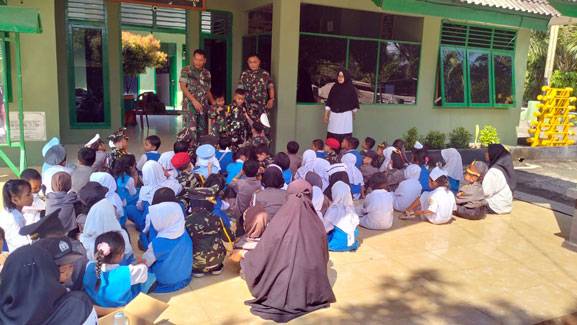 Koramil 05/RM Kenalkan Tugas Pokok TNI dan Kepangkatan di TNI Kepada Anak-anak TK Marddhotillah