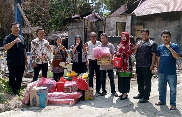 Dinsos Serahkan Bantuan Korban Kebakaran Rumah di Bantan Tengah