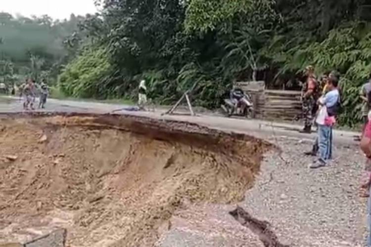 Pasca Longsor,  Jalan Nasional di Kuansing Bisa Dilewati Pagi Tadi