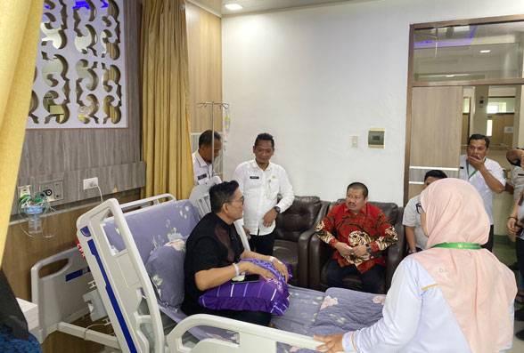 Bupati Bengkalis Ke-14 Amril Mukminin Besuk Kadis Kominfotik Bengkalis di RSUD