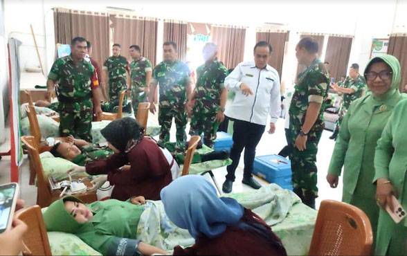 Gandeng Satpol PP dan Mahasiswa, Persit KCK Kodim 0313/KPR Gelar Donor Darah